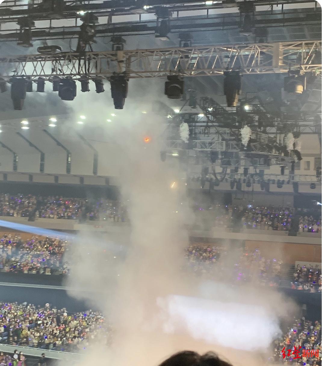 现场突然起火，歌迷仓皇四散……日本一演唱会发生舞台事故休闲区蓝鸢梦想 - Www.slyday.coM