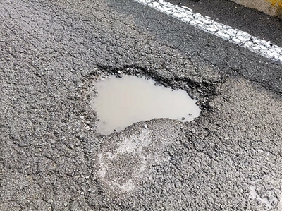 路面大坑连小坑