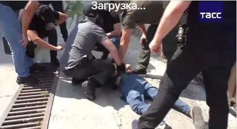 俄联邦安全局工作人员逮捕一名计划实施恐袭的男子，图源：塔斯社视频截图