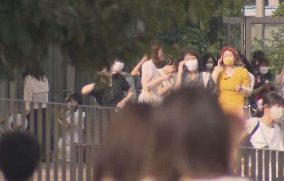 现场突然起火，歌迷仓皇四散……日本一演唱会发生舞台事故休闲区蓝鸢梦想 - Www.slyday.coM