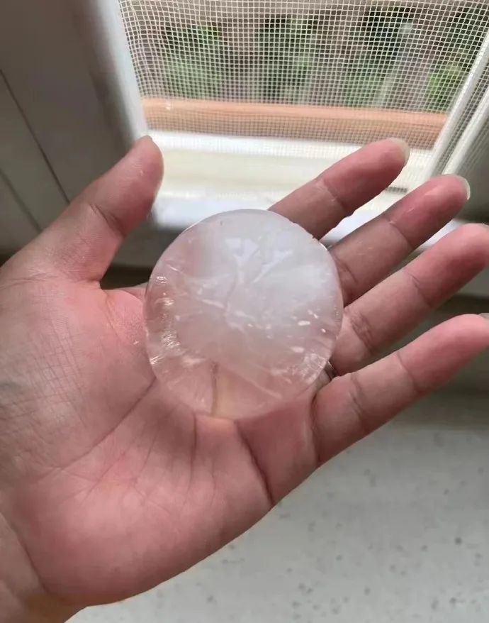 上海下冰雹,大如鸽子蛋!