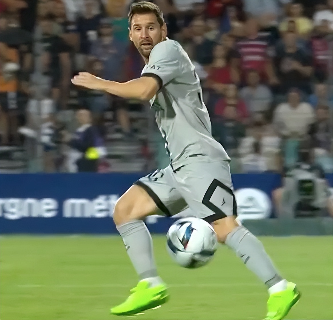 巴黎5-0踢疯!内马尔1射3助 梅西2球1助 倒钩世界波笑得合不拢嘴