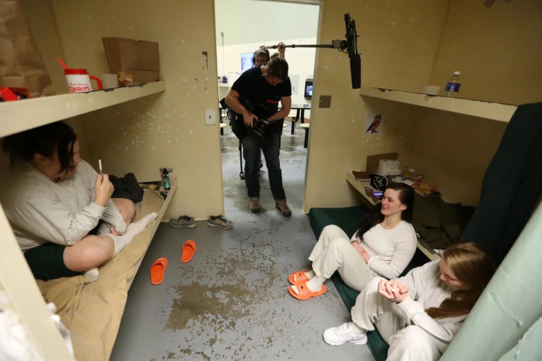 所有女囚们正安静地躺在床上,美国印第安纳州克拉克县监狱进入了熄灯