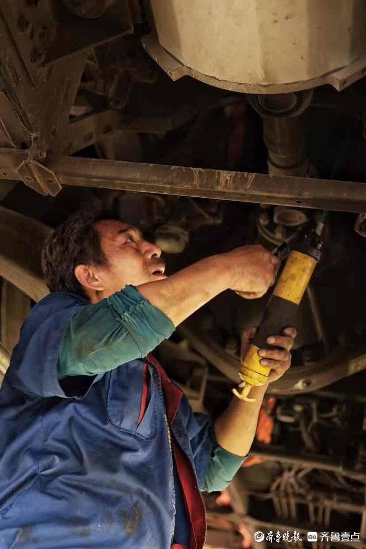 济南遭遇持续闷热桑拿天髙温下维修工人汗如雨下