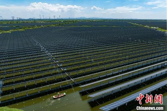 航拍江苏常州"渔光互补"光伏发电 整齐划一输送清洁能源