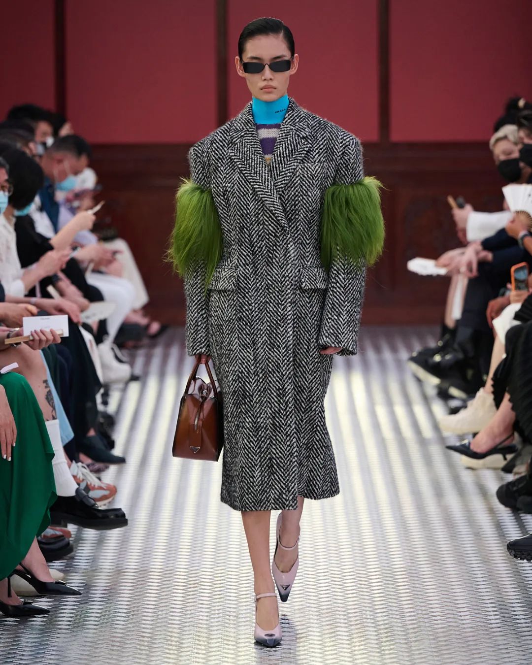 穿着prada的衣服,说着prada的语言|prada|时装秀_新浪新闻