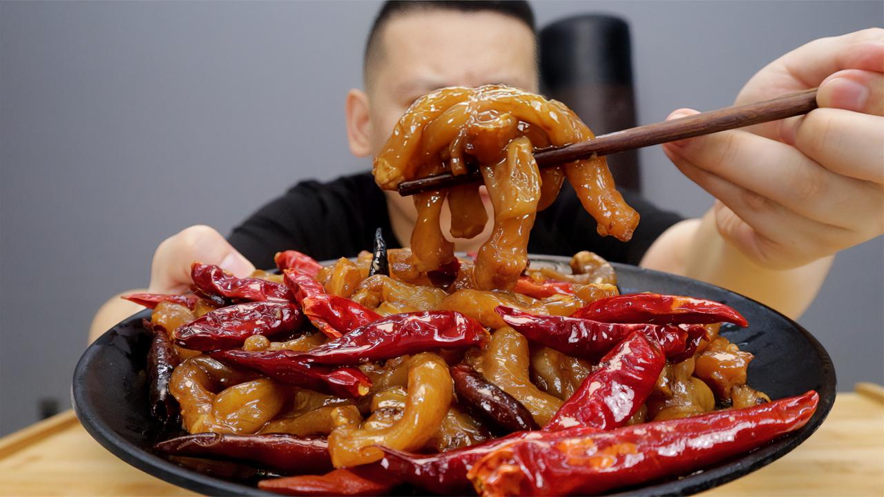 试吃粉丝小伙伴寄的"新鲜猪蹄筋"就看小浪哥怎么操作就完事了!