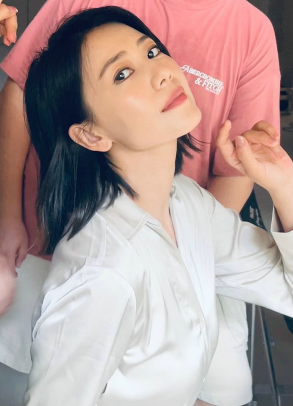 高圆圆穿白衬衫出镜气质温柔装扮精致状态满分