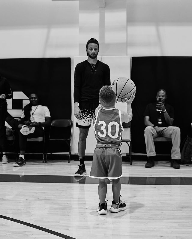 库里晒小儿子卡农投篮连拍一脸笑容