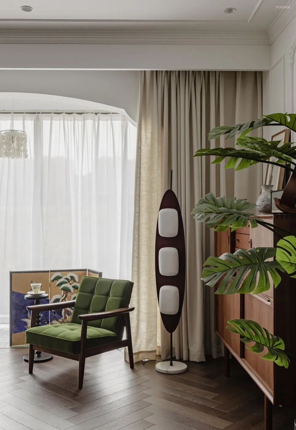 k chair 单人椅:失物招领lostandfound另一面墙做了细致的石膏线