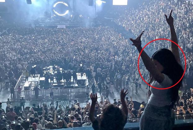 詹小妹大秀恩爱，与黑人男友甜蜜自拍！一家三口赴欧洲，好幸福休闲区蓝鸢梦想 - Www.slyday.coM