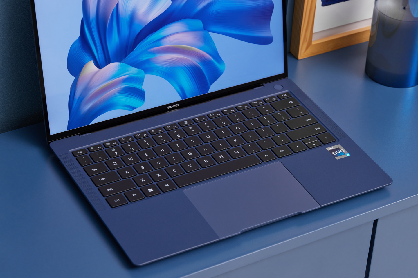 华为matebook x pro 2022 微绒典藏版墨蓝图赏:温柔深邃中国蓝|华为