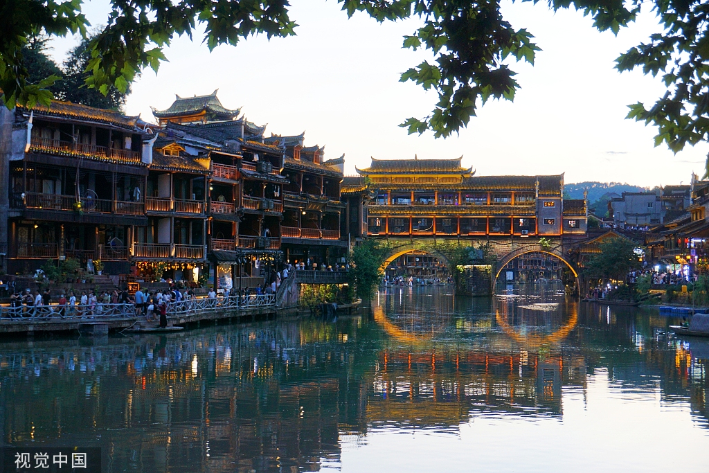 湖南湘西凤凰古城迎来暑期旅游高峰