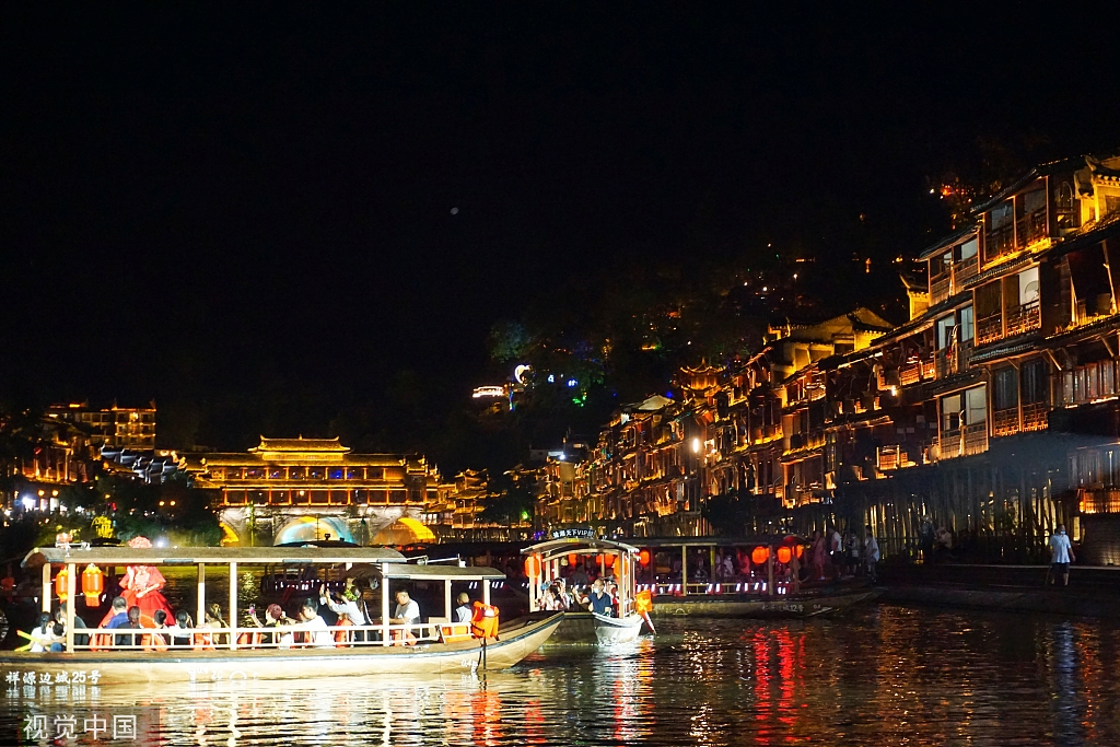 湖南湘西凤凰古城迎来暑期旅游高峰