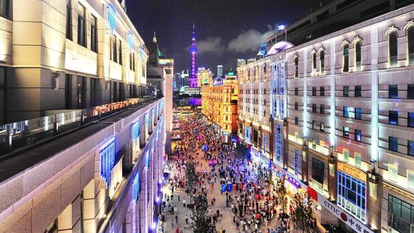 推新免租发券上海南京路步行街掀起消费新热潮