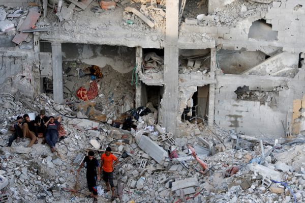 图为7日巴勒斯坦伊斯兰圣战组织高级指挥官哈立德·曼苏尔在加沙被炸死的地点，现场一片废墟。（路透社）