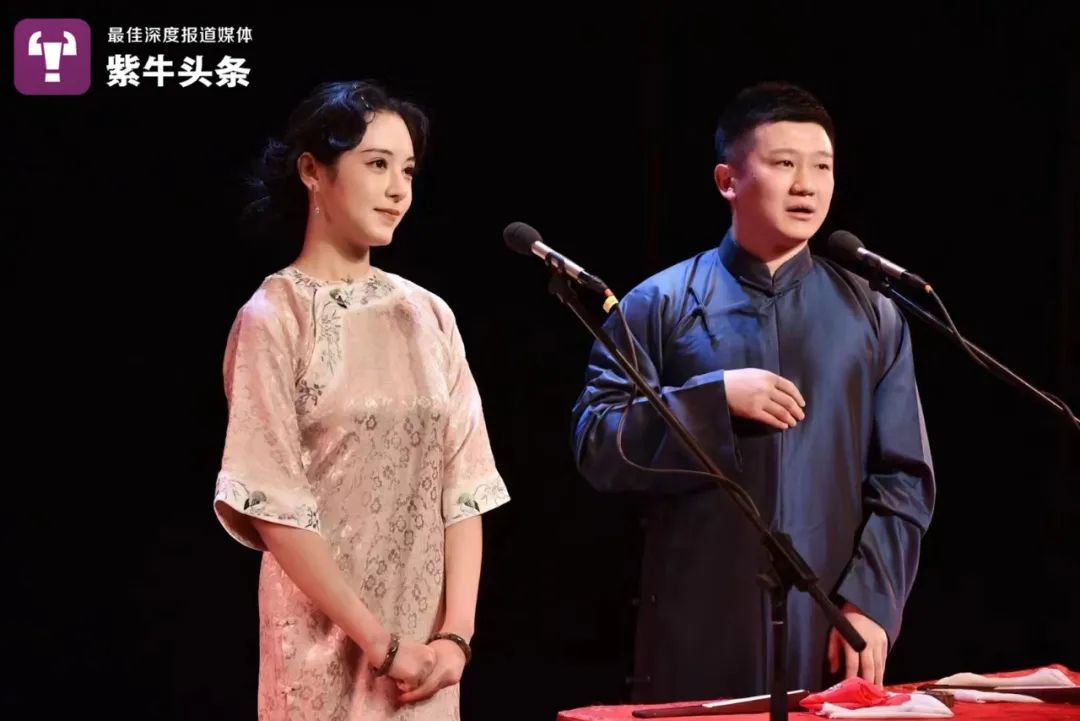 李寅飞（右）在演出