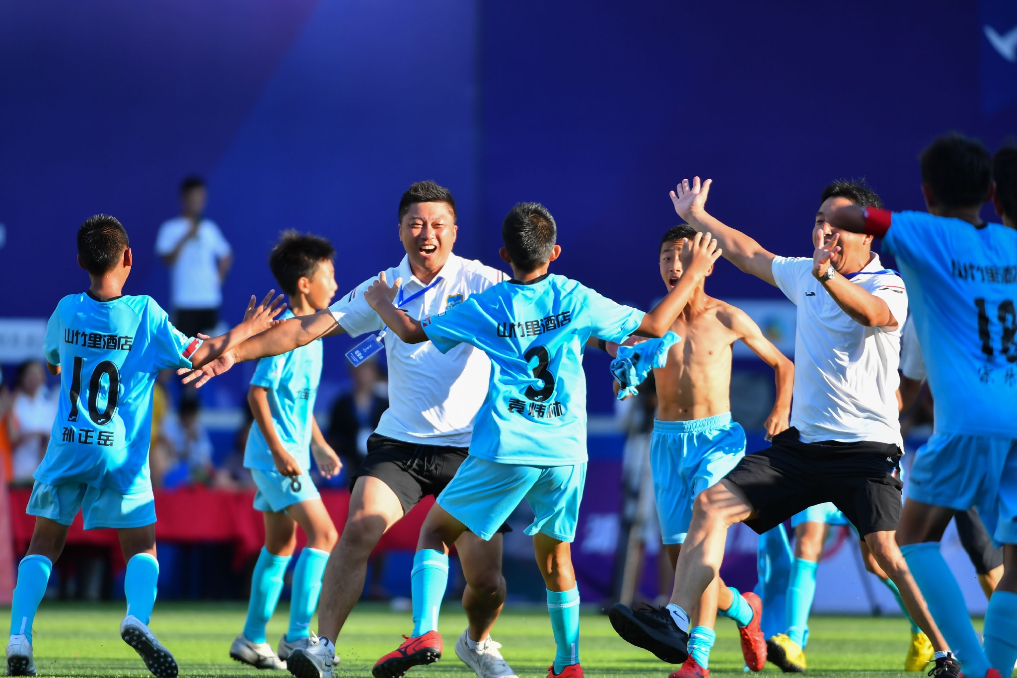 足球青少年精英赛大连东北路小将队获得冠军