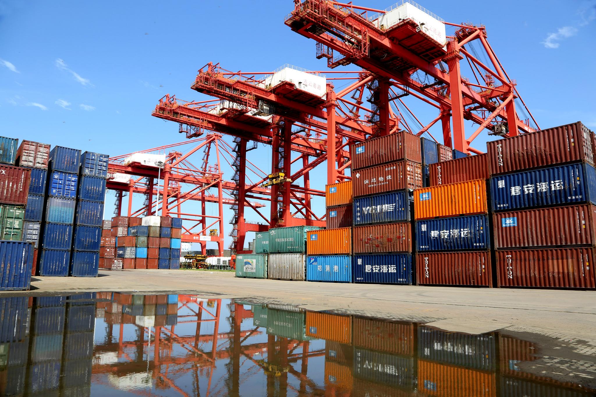 8月7日,江苏连云港集装箱码头 图自ic photo