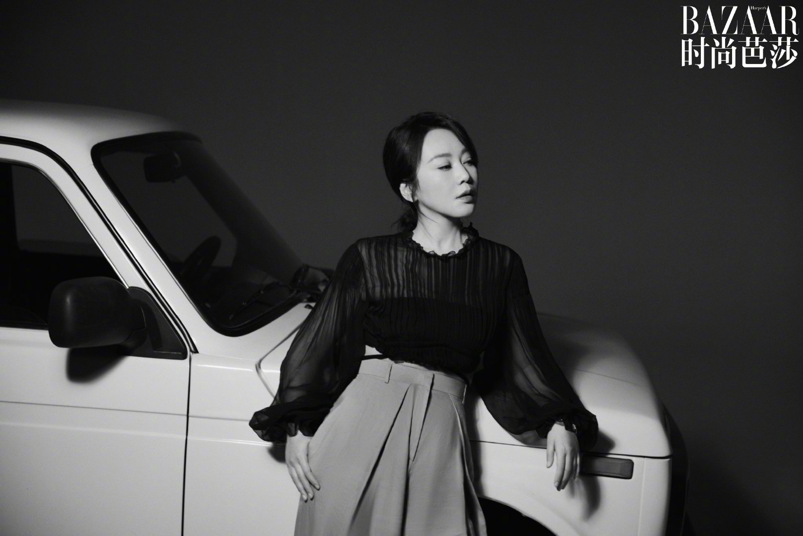闫妮时尚大片曝光黑白写真尽显熟女气质