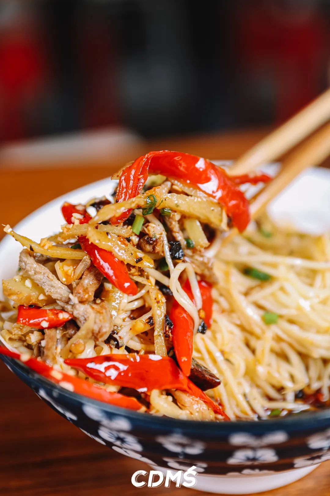 另一碗试了试姜丝牛肉面,感觉比较普通,姜丝和牛肉都有点老,没有太