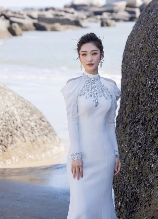 央视蓝羽海边拍性感大片穿露背长裙身姿妙曼扭腰抬手好妩媚