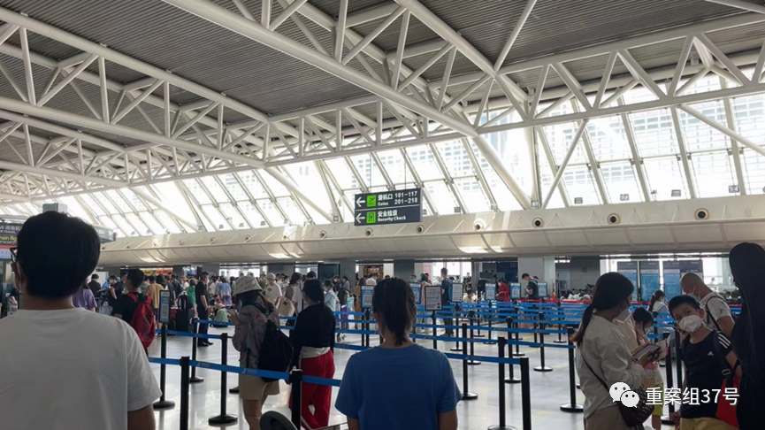 8月6日,三亚凤凰机场,等待离港的游客挤满候机大厅.受访者供图