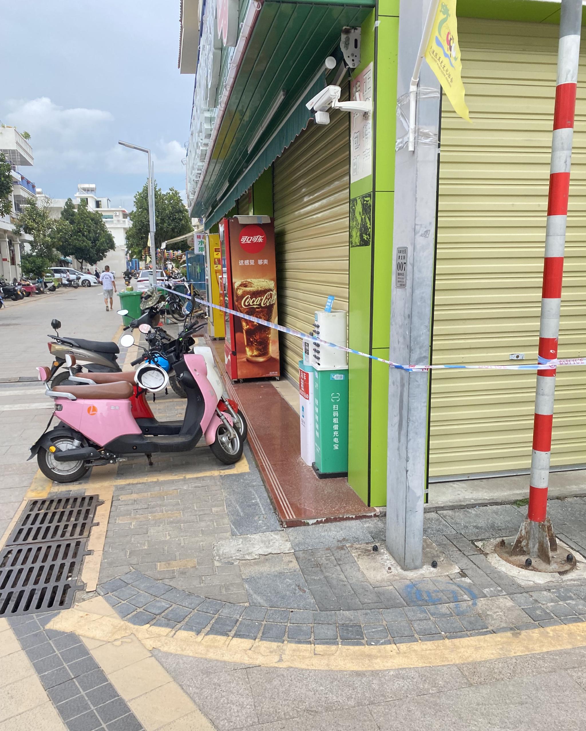 此轮疫情发生后,三亚街头的商铺多已关门.受访者供图