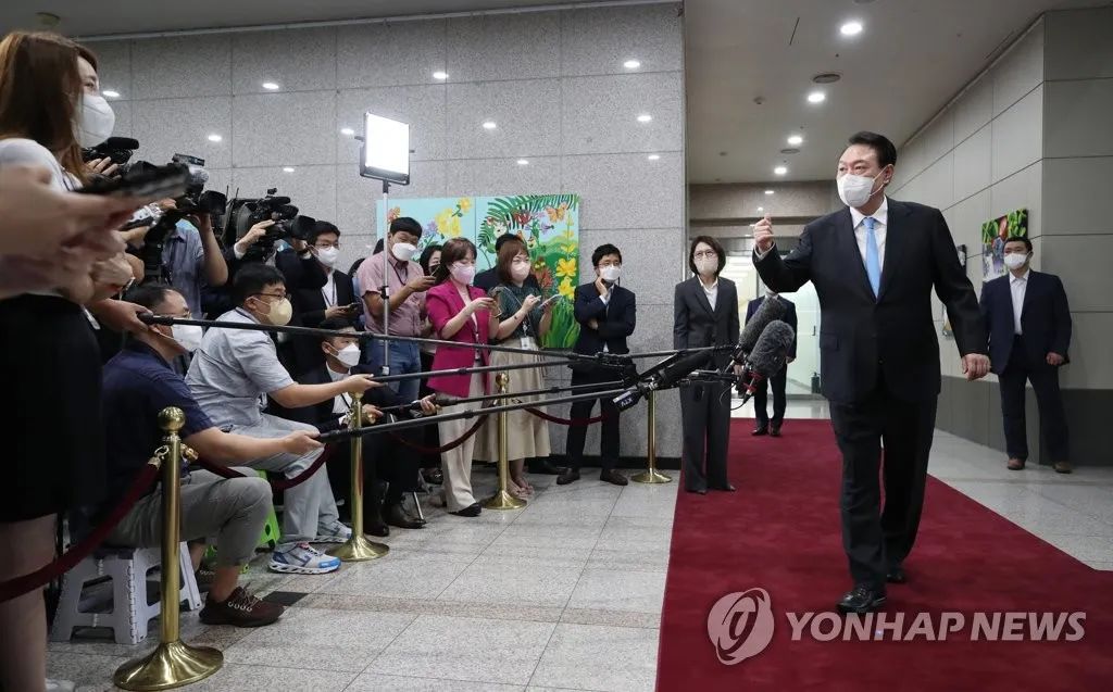 8日上午，尹锡悦在总统府答记者问。 图源：韩联社