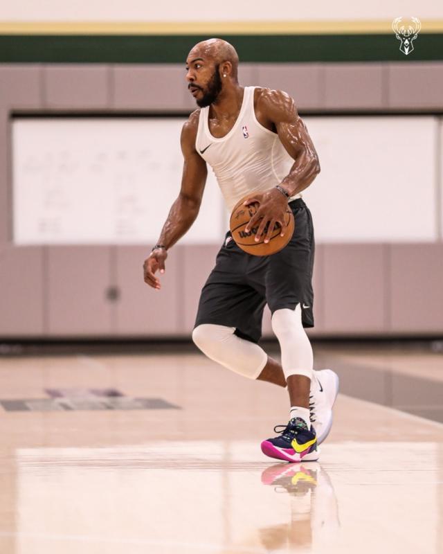 没少练啊雄鹿官推晒杰旺卡特训练照手臂肌肉线条明显