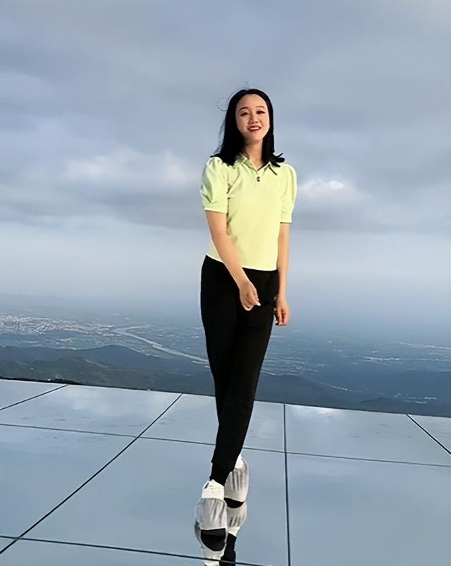 主持人周群外出旅游好潇洒皮肤白皙细腻状态好手舞足蹈好兴奋