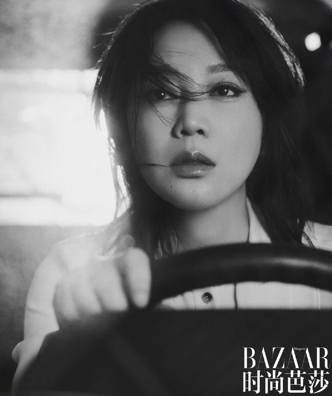 闫妮时尚大片曝光黑白写真尽显熟女气质