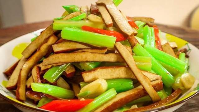 西芹炒香干的家常做法脆嫩入味豆香四溢下酒又下饭真是美味