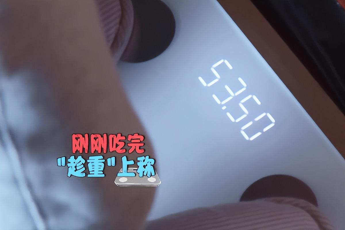 吃饱了称体重也才53kg左右,而一般时候也才一百斤出头,放在女生里都算