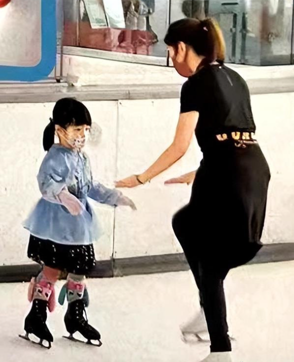 黎明女儿近照曝光，4岁穿公主裙学滑冰太可爱，五官和爸爸超像休闲区蓝鸢梦想 - Www.slyday.coM