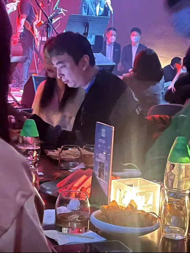 眉头紧锁状态差,女友七夕还在高调秀恩爱|王思聪|美女|女友_新浪新闻
