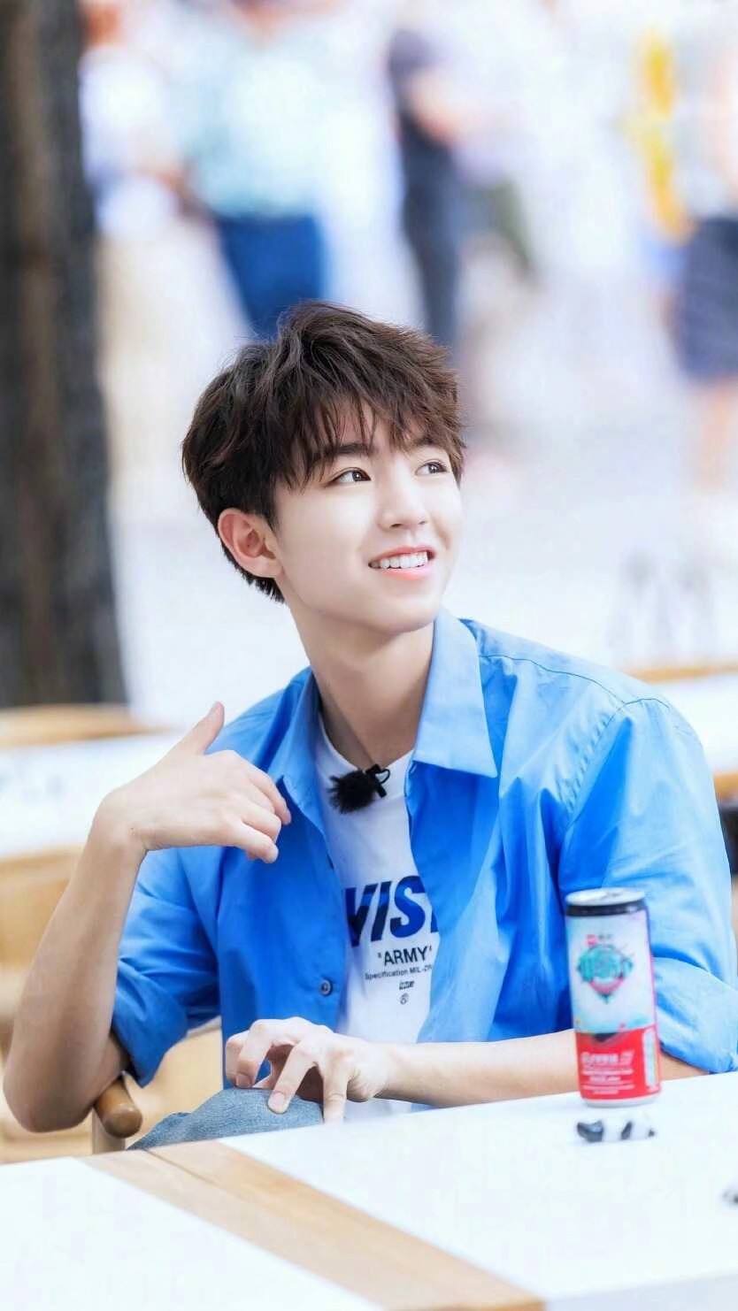 王俊凯也是家喻户晓的男偶像,鹅蛋脸,桃花眼和高鼻梁,作为爱豆出身的