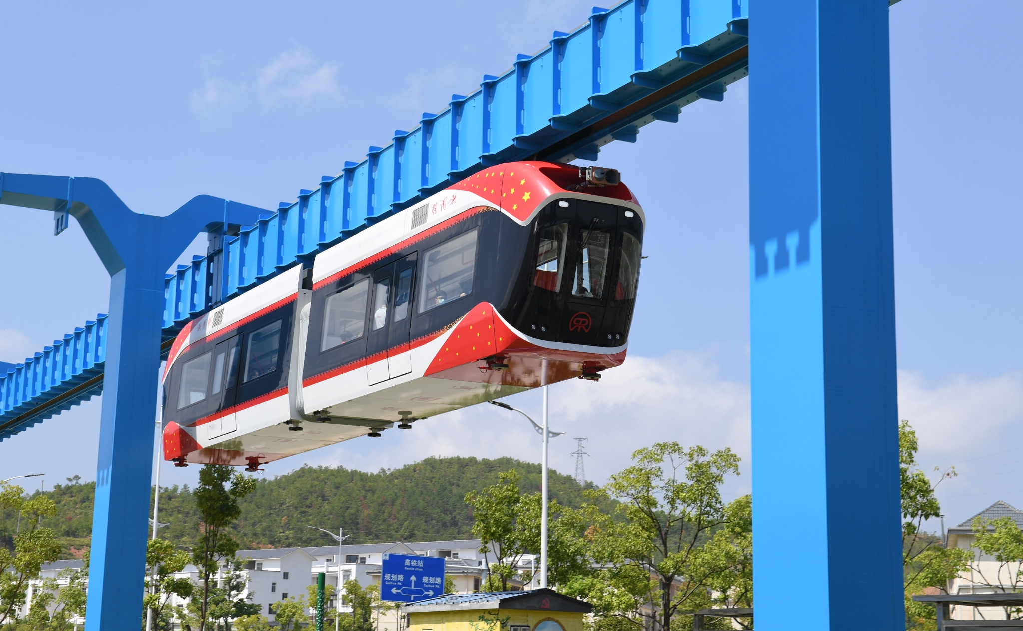 完成的永磁磁浮轨道交通工程试验线——"红轨"在赣州市兴国县顺利竣工