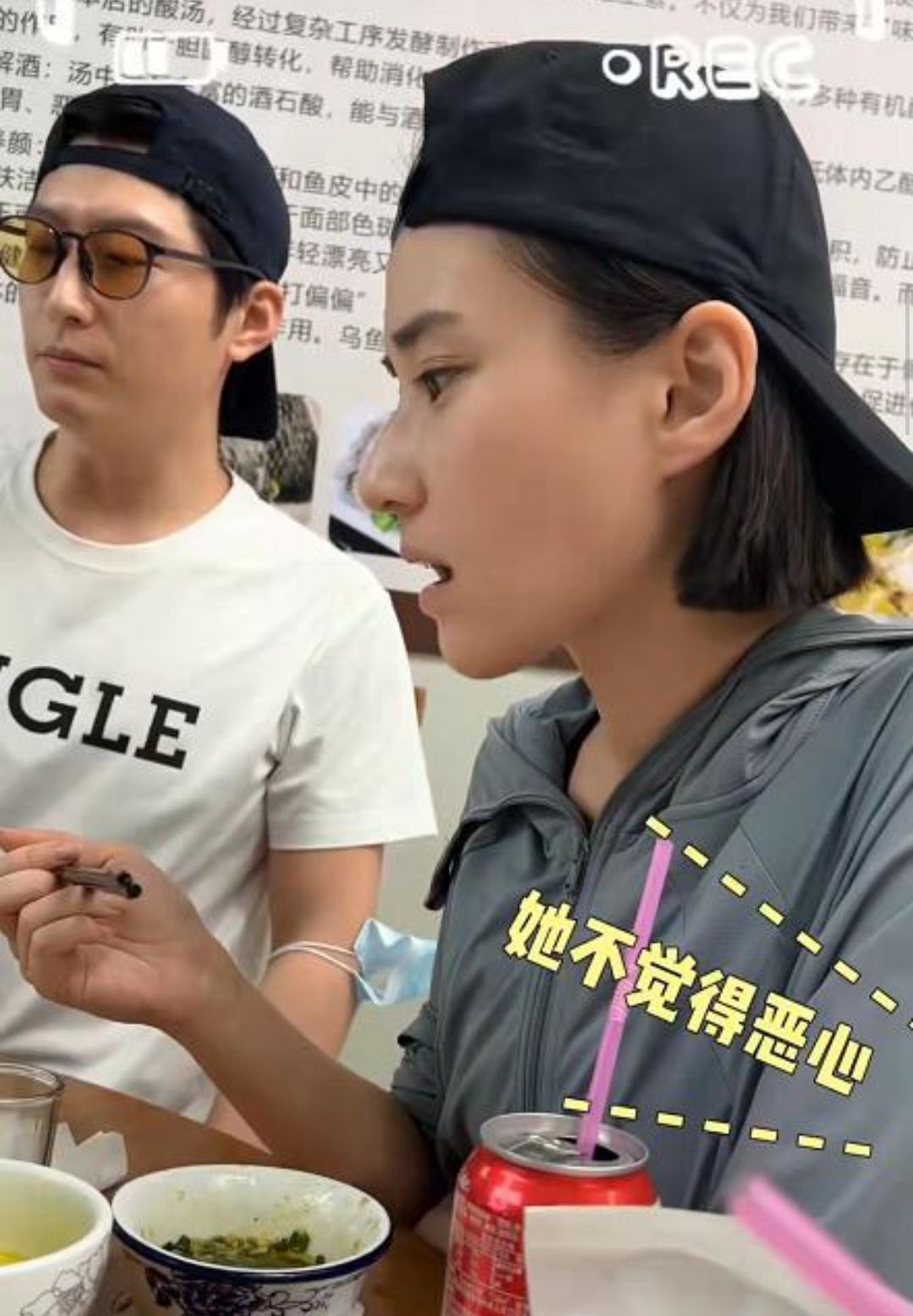 何超莲小腹凸起，和窦骁敲钟祈福，两人这是好事将近了吗休闲区蓝鸢梦想 - Www.slyday.coM