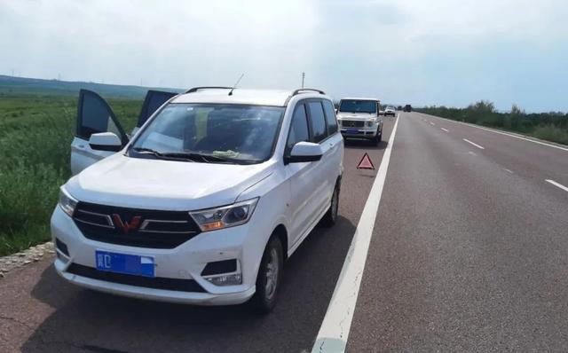 嫌前车慢强行变道超车？赔偿+全责休闲区蓝鸢梦想 - Www.slyday.coM