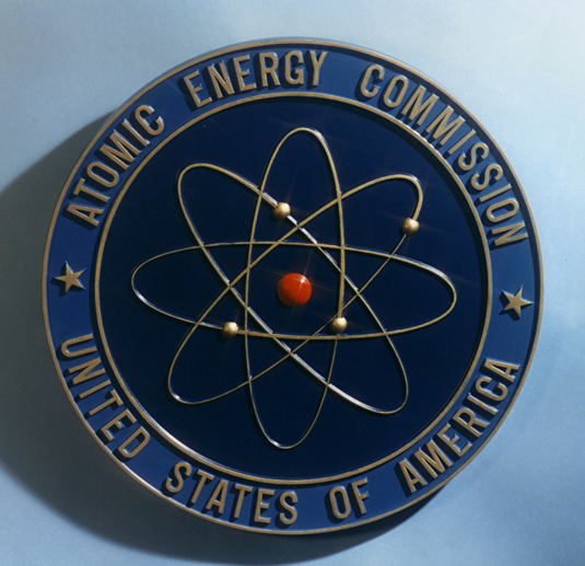 早期美国原子能协会标志(图片来源wikipedia)