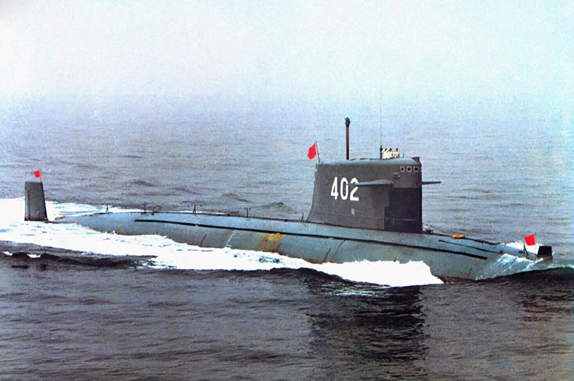 1970年中国第一艘核潜艇成功下水摄像机拍下画面