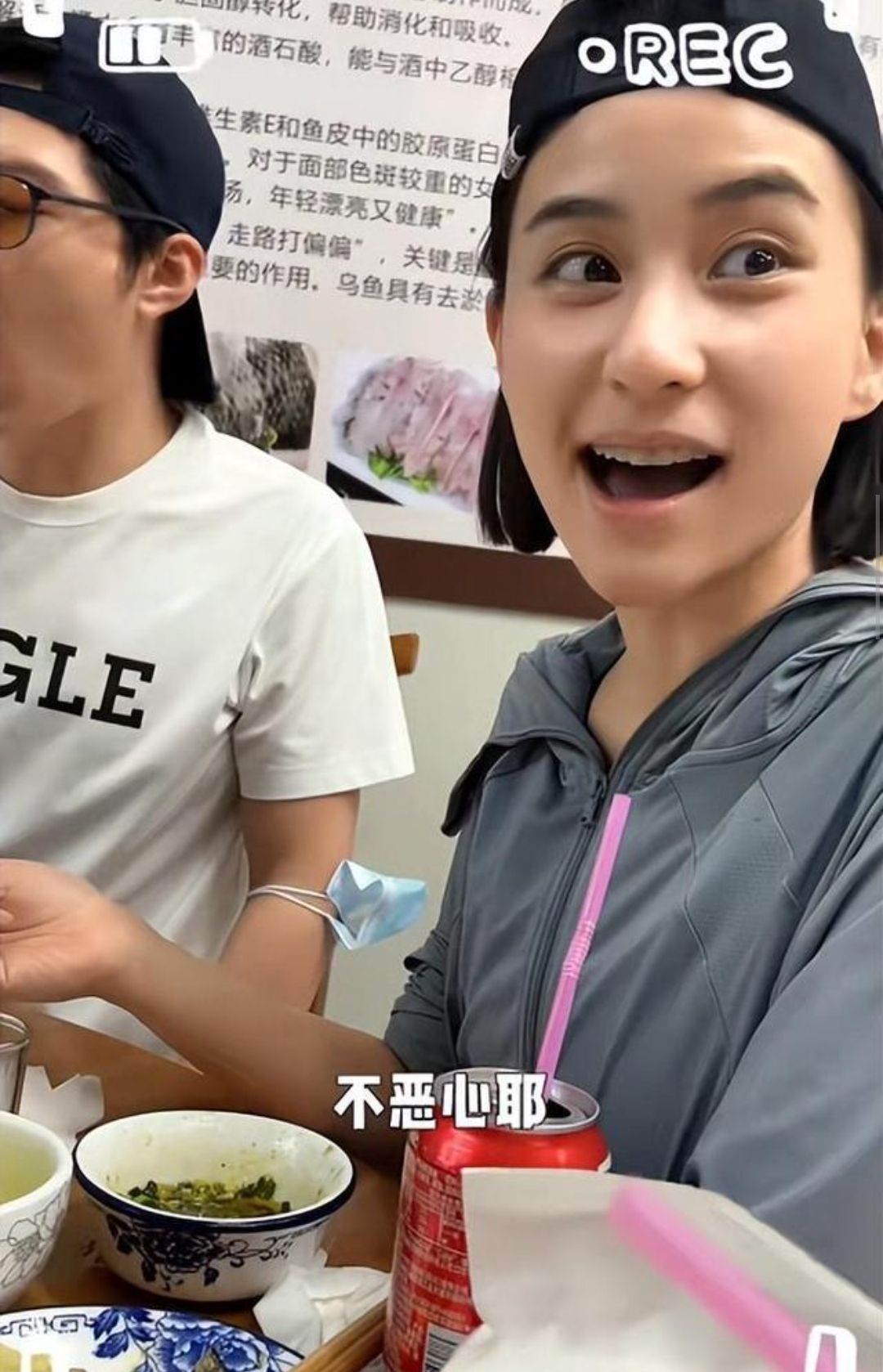 何超莲小腹凸起，和窦骁敲钟祈福，两人这是好事将近了吗休闲区蓝鸢梦想 - Www.slyday.coM