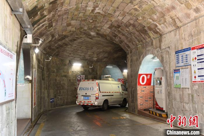 重庆一防空洞变身加油站