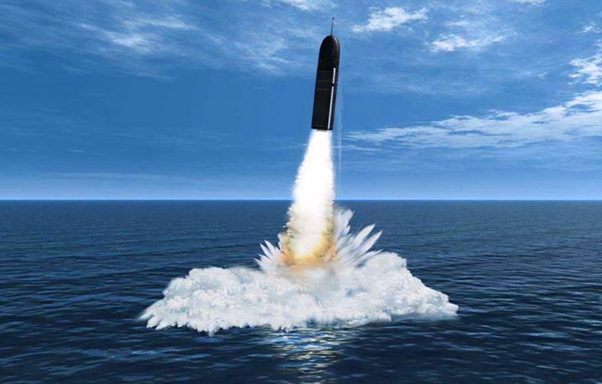 中国核潜艇发射影像导弹从海水中破浪而出气势惊人