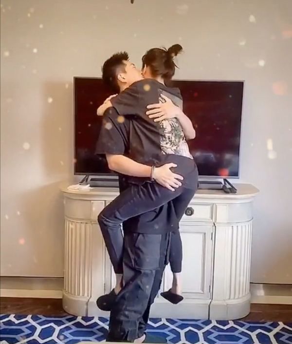 何超莲小腹凸起，和窦骁敲钟祈福，两人这是好事将近了吗休闲区蓝鸢梦想 - Www.slyday.coM