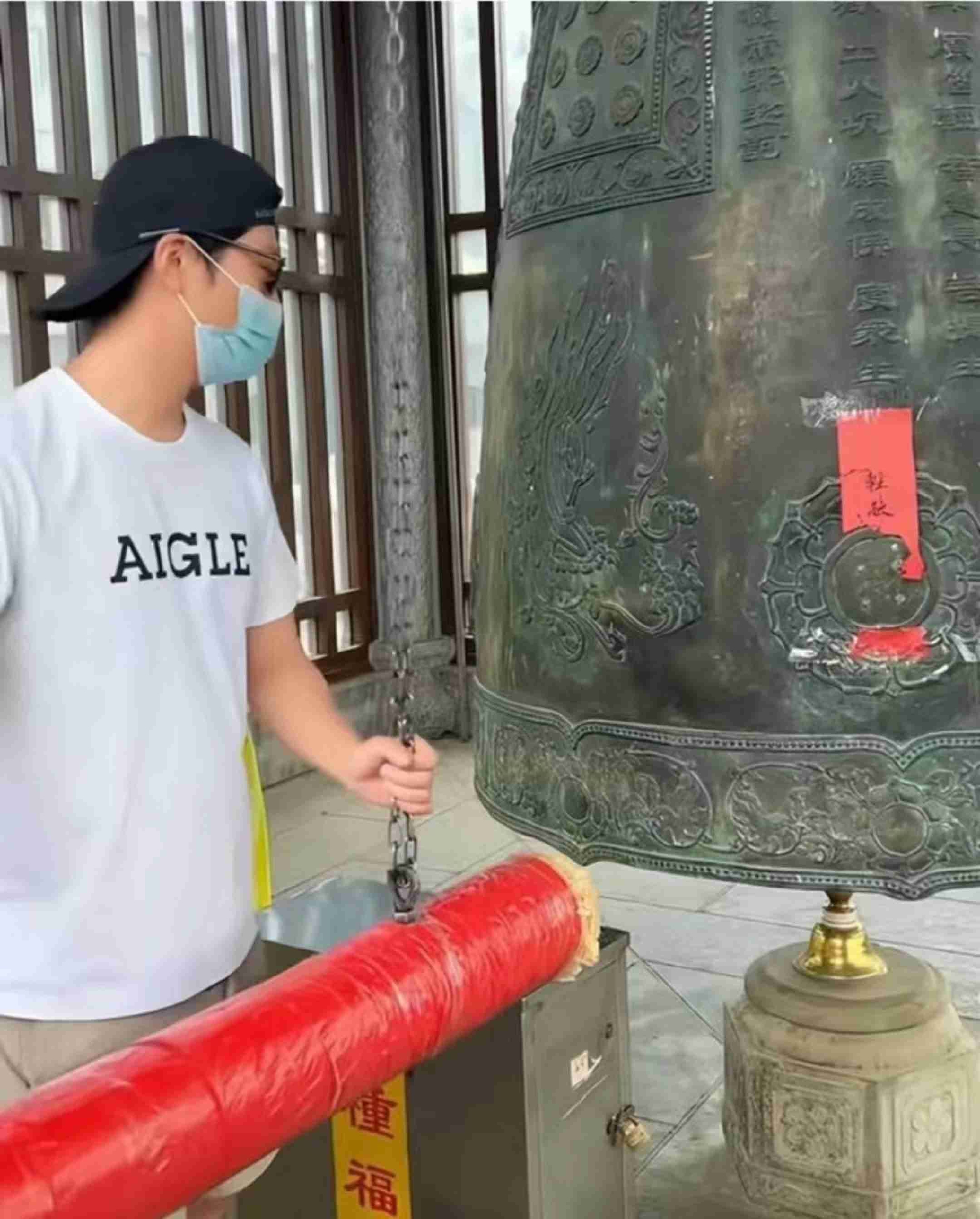 何超莲小腹凸起，和窦骁敲钟祈福，两人这是好事将近了吗休闲区蓝鸢梦想 - Www.slyday.coM