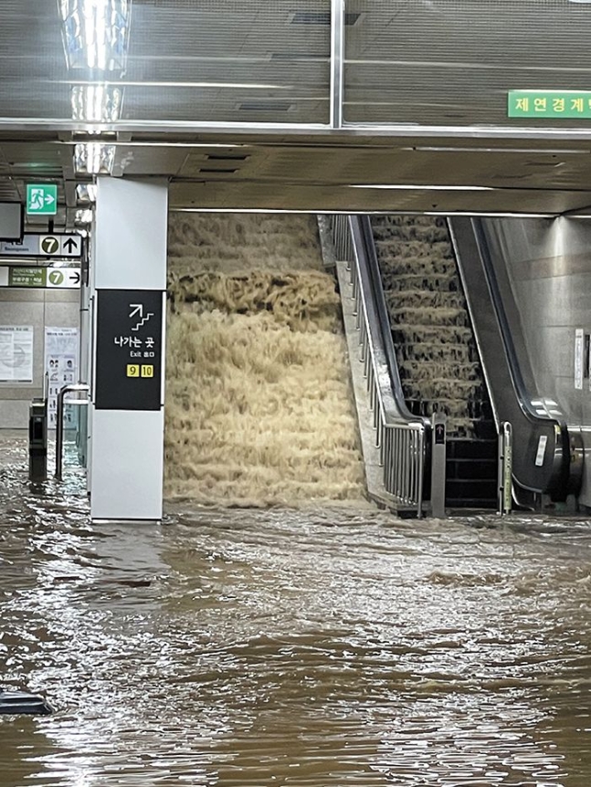 首尔一处地铁站被淹