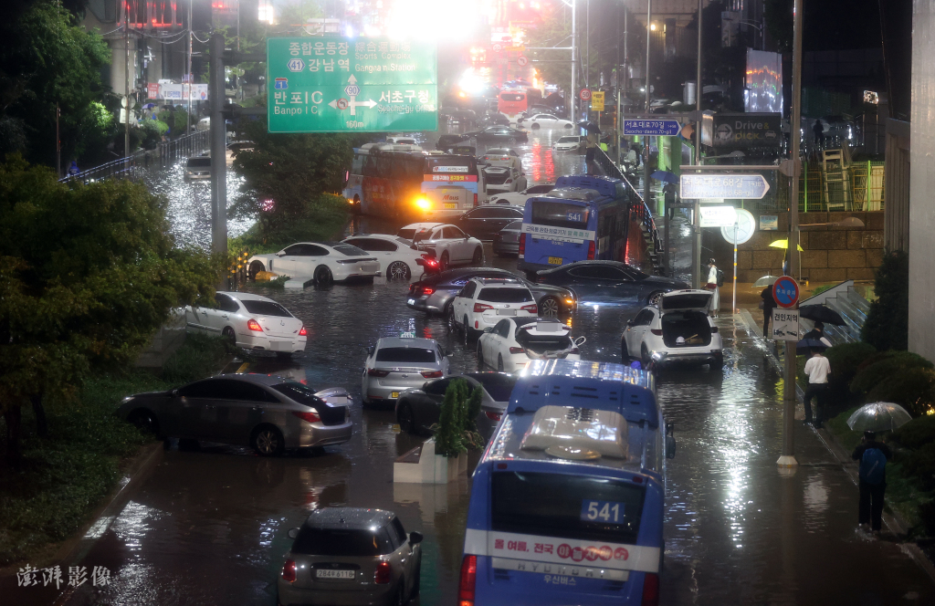 首尔交通因暴雨瘫痪