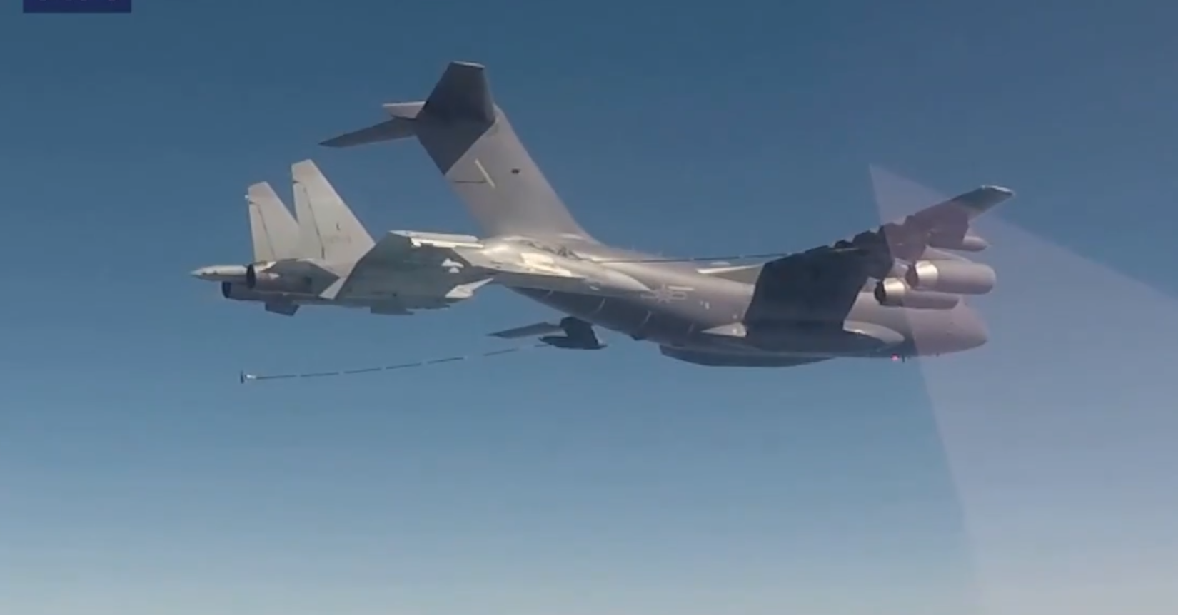 运油-20为歼-16进行空中加油。图片来源：央视新闻视频截图。